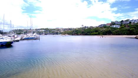 Ein-Typischer-Tag-An-Einem-Abschnitt-Des-Ruhigen-Strandes-Von-Clontarf-Im-Norden-Von-Sydney,-New-South-Wales,-Australien,-Mit-Ruhigem-Wasser-Und-Ansässigen-Booten