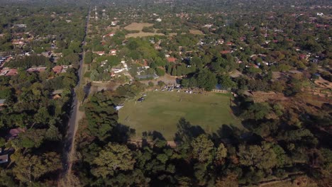 Vídeo-De-Drone-De-Un-Campo-Deportivo-En-Bulawayo,-Zimbabwe