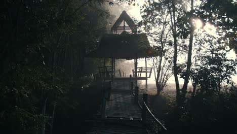 Eine-Bambusbrücke-Und-Hütte-Im-Nebel-Neben-Reisfeldern-In-Thailand