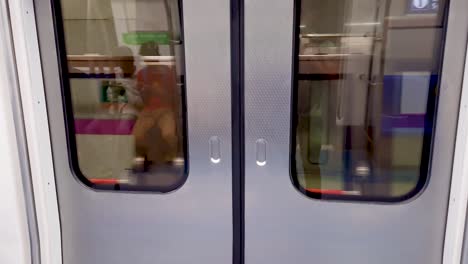 U-Bahn-Zug-Kommt-Am-Bahnhof-An-Und-Das-Automatische-Tor-öffnet-Sich-Zum-Aussteigen.-Das-Video-Wurde-Am-10.-April-2022-An-Der-U-Bahn-Station-Neu-Delhi,-Neu-Delhi,-Indien,-Aufgenommen
