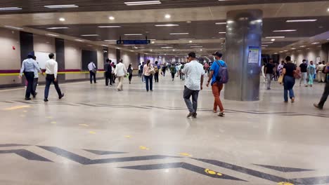 Pasajeros-Caminando-En-La-Estación-De-Metro-Para-Tomar-El-Tren-Del-Metro-Por-La-Mañana-El-Video-Fue-Tomado-En-La-Estación-De-Metro-Hauz-Khas-Nueva-Delhi-India-El-10-De-Abril-De-2022