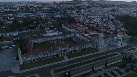 Das-Hieronymus-Kloster-Aus-Der-Luft-Im-Bezirk-Belem-In-Lissabon,-Portugal