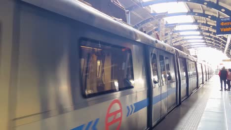 Der-U-Bahn-Zug-Kommt-Am-Bahnhof-An-Und-Passagiere-Warten-Darauf,-An-Bord-Zu-Gehen.-Das-Video-Wurde-Am-10.-April-2022-An-Der-U-Bahn-Station-Vaishali-In-Neu-Delhi,-Indien,-Aufgenommen
