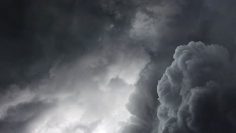 Die-Kraft-Von-Gewittern-Und-Dunklen-Wolken-4k