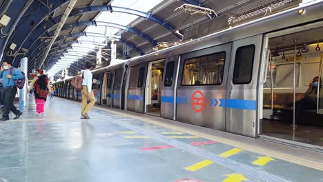 El-Pasajero-Desembarca-En-La-Estación-De-Metro-Desde-La-Llegada-Del-Tren-Del-Metro-Y-Se-Toma-Un-Video-De-Cierre-Automático-De-La-Puerta-De-Entrada-En-La-Estación-De-Metro-De-Nueva-Delhi,-Nueva-Delhi,-India,-El-10-De-Abril-De-2022.