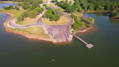 Luftaufnahmen-Der-Bootsrampe-Im-Copperas-Branch-Park-Im-Highland-Village,-Texas