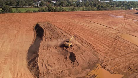 Yarrawonga,-Victoria,-Australia---18-April-2023:-Large-tracked-excavator-loading-then-spinning-around-and-unloading-dirt-at-new-Yarrawonga-residential-site