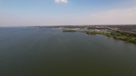 Luftaufnahmen-Der-Annäherung-An-Den-Yachthafen-Von-Eagle-Point-Aus-Weiter-Entfernung