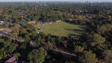 Vídeo-De-Drone-De-Un-Campo-Deportivo-En-Bulawayo,-Zimbabwe