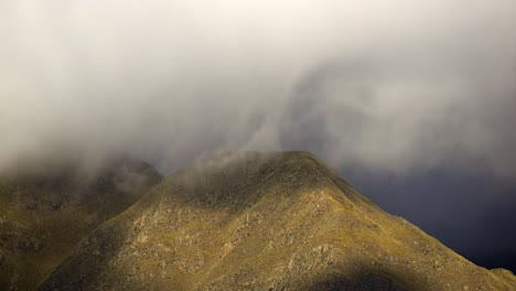 Zeitraffer-Von-Wolken-über-Den-Bergen-Mit-Lebendigem-Sonnenuntergangslicht