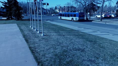 Der-ETS-Edmonton-Transit-Bus-Service-Bietet-öffentliche-Verkehrsmittel-In-Der-Stadt-Mit-Dieselbussen,-Pendlerbussen-Und-Stadtbahn-LRT-Bussen-Mit-Durchschnittlich-70-Millionen-Fahrgästen-Pro-Jahr