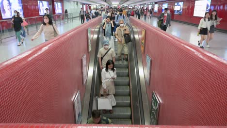 Pendler-Fahren-Auf-Einer-Automatisch-Fahrenden-Rolltreppe-An-Einer-U-Bahn-Station