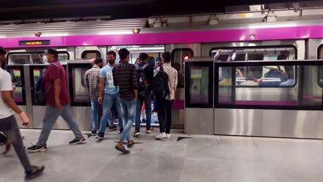 Das-Ein--Und-Aussteigen-Von-Fahrgästen-Aus-Dem-U-Bahn-Zug-Am-Bahnhof-Am-Morgen.-Das-Video-Wurde-Am-10.-April-2022-An-Der-U-Bahn-Station-Hauz-Khas-In-Neu-Delhi,-Indien,-Aufgenommen