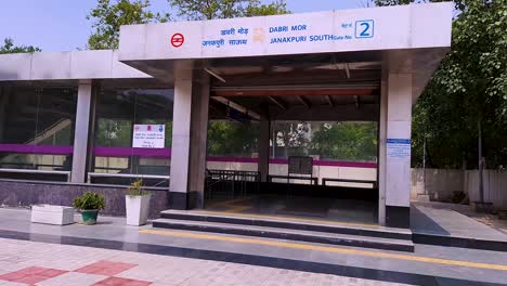 Puerta-De-Entrada-De-La-Estación-De-Metro-Por-La-Tarde-Desde-Un-ángulo-Plano.-El-Video-Se-Tomó-En-La-Estación-De-Metro-Dabri-Mor,-Nueva-Delhi,-India,-El-10-De-Abril-De-2022.