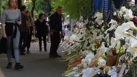 Menschen-In-Belgrad-Würdigen-Die-Schießerei-In-Der-Schule-In-Der-Nähe-Einer-Blumenmauer