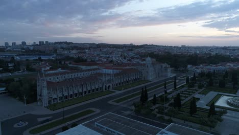 Das-Hieronymus-Kloster-Aus-Der-Luft-Im-Bezirk-Belem-In-Lissabon,-Portugal