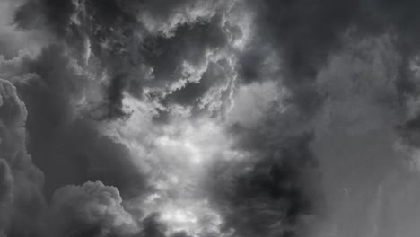 La-Inquietante-Majestuosidad-De-Las-Tormentas-Eléctricas-Y-Las-Nubes-Oscuras