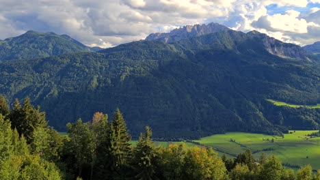 Vista-Panorámica-Con-Las-Montañas-De-Austria