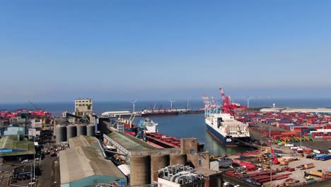 Seaforth-Docks-Getreide--Und-Biomasseterminals,-Containerterminal-Und-Stahlterminal-Mit-Blick-Auf-Die-Irische-See