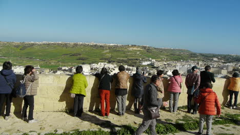 Curious-tourists-sightseeing-on-the-edge,-at-the-Citadel-fort-in-the-island-of-Gozo-in-Malta