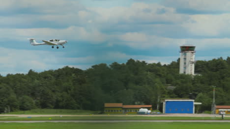 Un-Hermoso-Día-Encantador-Mientras-Los-Hombres-Pasan-Tiempo-Con-Su-Amado-Avión-Piper