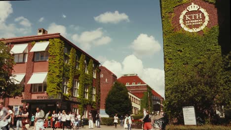 Weiter-Blick-Auf-Eine-Straße-Voller-Schüler,-Die-Zu-Fuß-Unterwegs-Sind