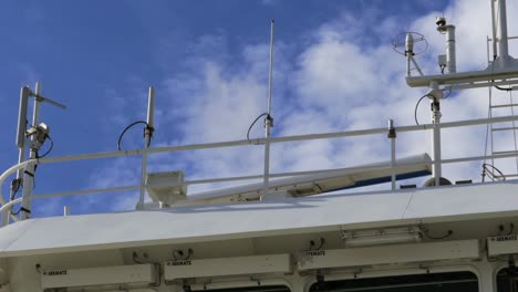 Mehrere-Antennen-Und-Radargeräte-Auf-Dem-Dach-Der-Brücke-Eines-Schiffes