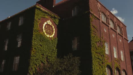 Antiguo-Edificio-De-Ladrillo-Rojo-Con-Hiedra-Creciendo-En-La-Pared