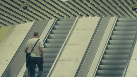 Una-Foto-De-Un-Hombre-Y-Una-Mujer-En-Una-Escalera-Mecánica-Del-Metro-Que-Se-Mueve-Hacia-Arriba-En-Estocolmo,-Suecia