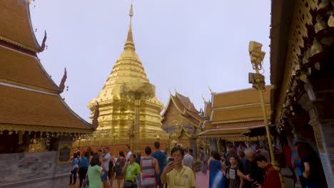 Reiseführer-Zeigen-Den-Menschen-Den-Goldenen-Tempel-Wat-Phrathat-Doi-Suthep
