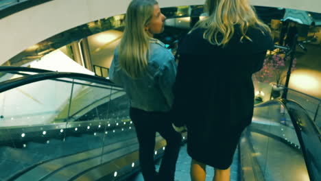 Geschäftsfrauen-Steigen-Eine-Rolltreppe-In-Einem-Indoor-Einkaufszentrum-In-Stockholm,-Schweden,-Hinunter