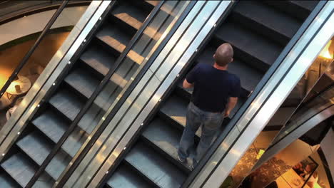 Ruhiger-Käufer-Auf-Einer-Fahrenden-Rolltreppe-Eines-Indoor-Einkaufszentrums-In-Stockholm,-Schweden