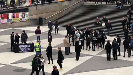 Los-Ciudadanos-Se-Reunieron-En-Una-Protesta-De-Anónimos-En-Una-Plaza-Pública-De-Estocolmo,-Suecia