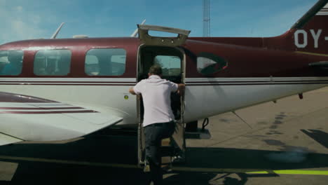 Un-Hermoso-Día-Encantador-Mientras-Los-Hombres-Pasan-Tiempo-Con-Su-Amado-Avión-Piper