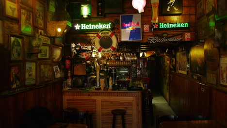 Mini-Bierbar-Thekentisch-In-Einem-Leeren-Innenpub-An-Einem-Wochentag-In-Der-Nacht