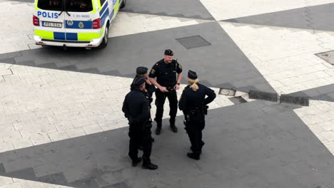Pelotón-Vigilante-De-Policías-En-Una-Manifestación-De-Protesta-En-Una-Plaza-De-Estocolmo-En-Suecia