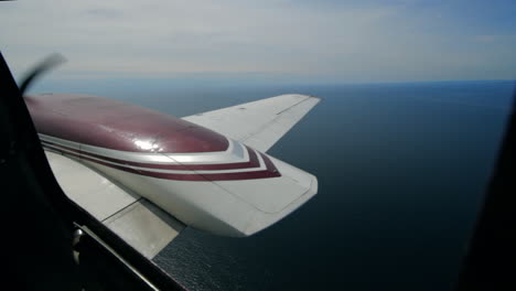 Un-Hermoso-Día-Encantador-Mientras-Los-Hombres-Pasan-Tiempo-Con-Su-Amado-Avión-Piper