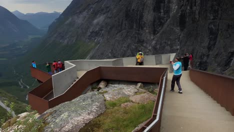 Aussichtspunkt-Trollstigen-Mit-Einigen-Touristen,-Die-Die-Aussicht-In-Zeitlupe-Genießen