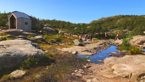 Excursionistas-Turísticos-Subiendo-El-Sendero-De-La-Roca-Del-Púlpito-Preikestolen,-En-El-Condado-De-Rogaland,-Noruega