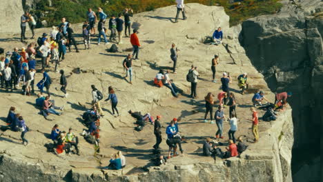 Crowded-tourist-peak-of-Preikestolen-Pulpit-Rock-in-Forsand-in-Rogaland-county