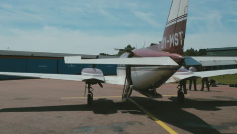 Un-Hermoso-Día-Encantador-Mientras-Los-Hombres-Pasan-Tiempo-Con-Su-Amado-Avión-Piper