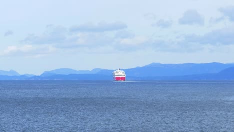 Eine-Große-Rot-weiße-Fähre-Fährt-Los-Und-Transportiert-Passagiere,-Fahrzeuge-Und-Güter-über-Die-Fjorde-Norwegens
