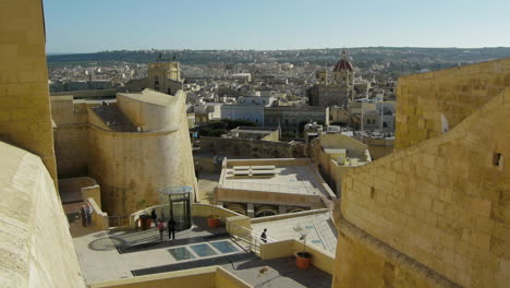 Touristen-Wandern-In-Der-ästhetischen-Festung-Der-Mittelmeerinsel-Gozo-In-Malta