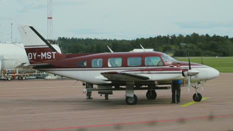 Un-Hermoso-Día-Encantador-Mientras-Los-Hombres-Pasan-Tiempo-Con-Su-Amado-Avión-Piper