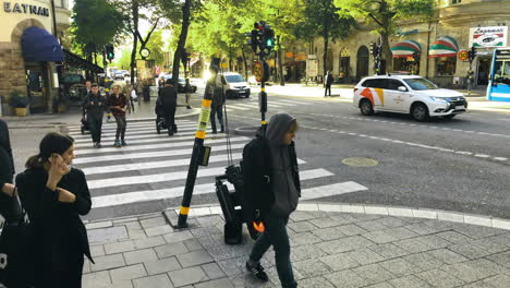 La-Vida-Cotidiana-En-Las-Calles-De-Estocolmo-Con-Peatones-Viendo-Un-Semáforo-Roto