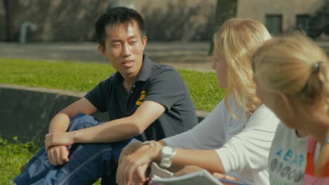Eine-Junge-Asiatische-Studentin-Diskutiert-Mit-Drei-Hübschen-Blonden-Frauen-An-Der-Chalmers-University