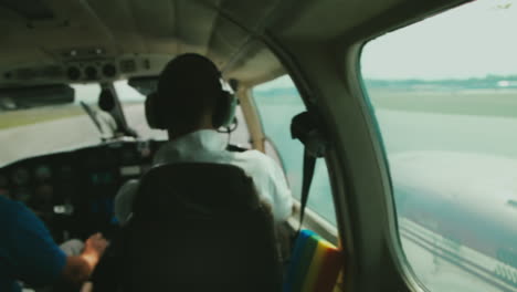 Ein-Wunderschöner-Tag,-An-Dem-Männer-Zeit-Mit-Ihren-Geliebten-Piper-Flugzeugen-Verbringen