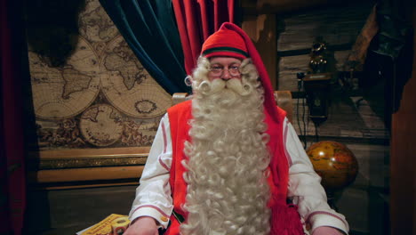 Der-Weihnachtsmann-Sitzt-In-Seinem-Großen-Stuhl-Und-Wartet-Geduldig-Darauf,-Dass-Die-Interviewer-Bereit-Sind,-Sein-Interview-Zu-Beginnen