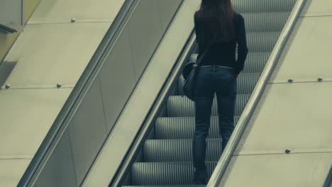Una-Foto-De-Una-Mujer-Joven-Subiendo-Una-Escalera-Mecánica-En-El-Metro-De-Estocolmo,-Suecia