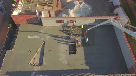 Trabajadores-De-La-Construcción-Trabajando-En-El-Primer-Piso-De-Un-Edificio-Nuevo